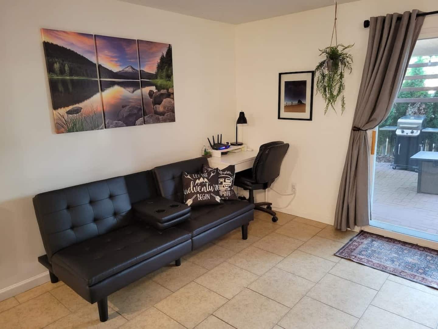 Living room is equipped with lightning-fast 96Mbps Wi-Fi and workspace. Futon converts, for an additional bed.