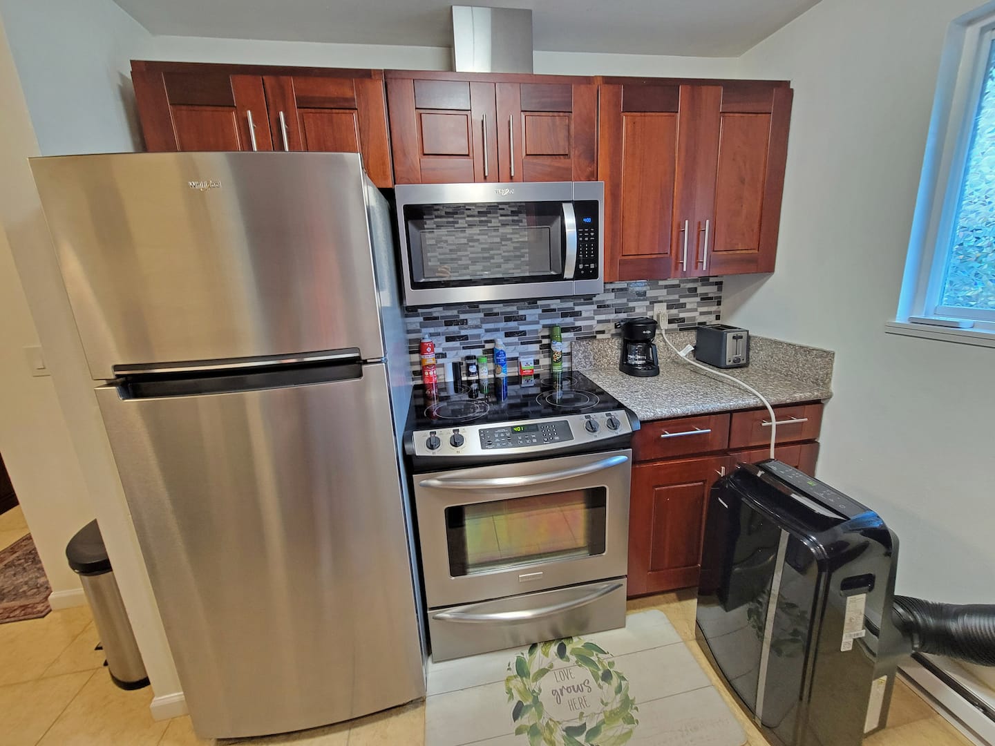 [AC Unit added for Summer season] Keep the air fresh and clean while you cook up your favorite dishes. Our top-of-the-line range hood ensures that smoke, steam, and odors are efficiently vented, so you can focus on your culinary creations.