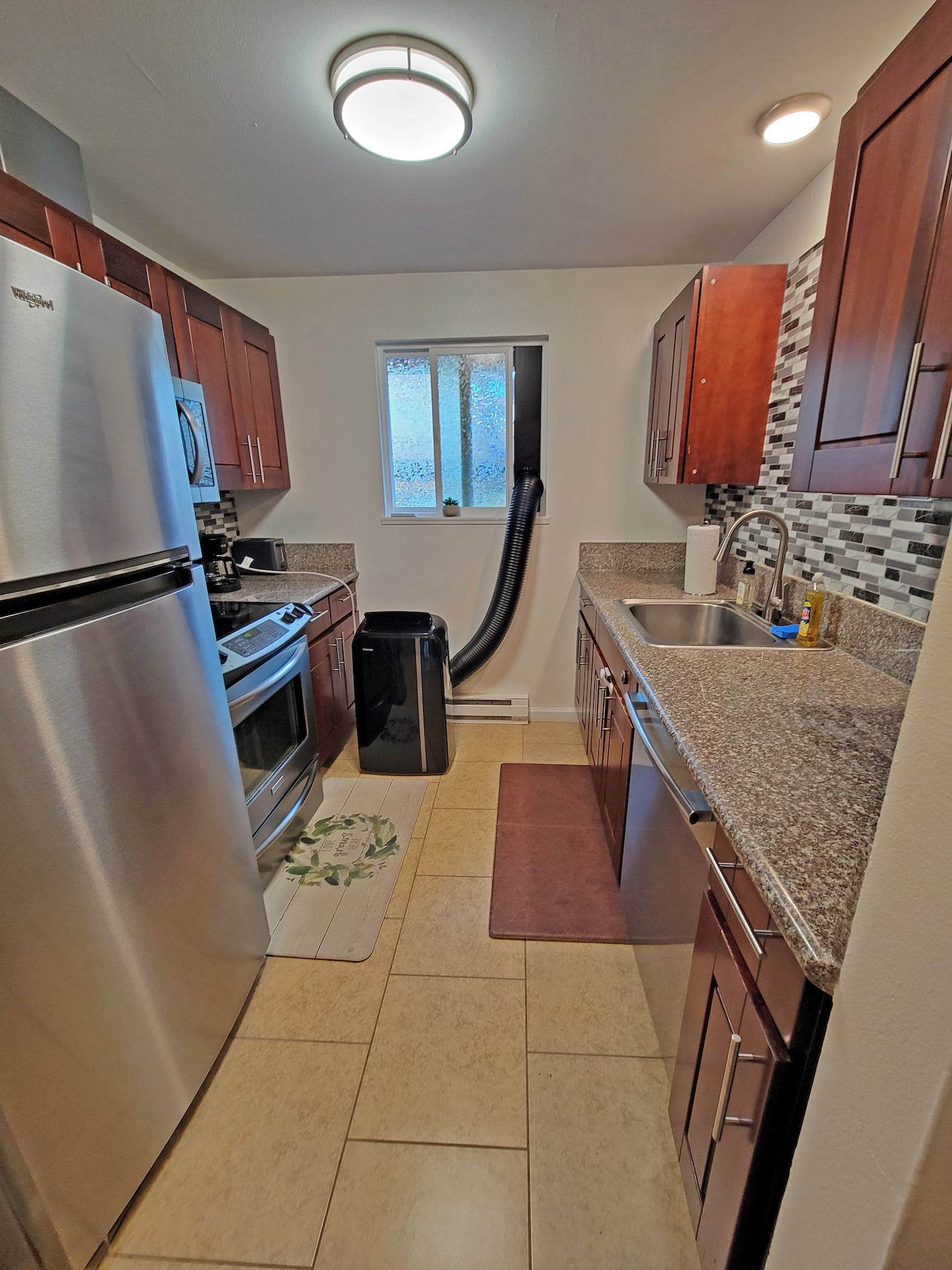 [AC Unit added for Summer season] Step into our bright, modern kitchen and let your culinary adventures begin! Whether you're a gourmet chef or simply enjoy the comforts of home cooking, this space is designed to inspire and delight.